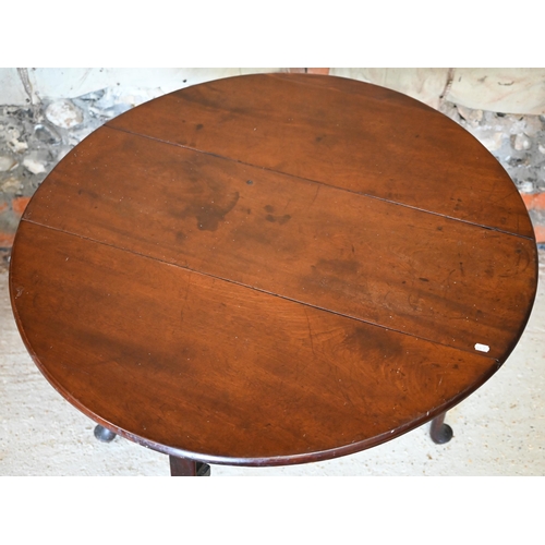 130 - A Georgian mahogany oval drop-leaf supper table raised on turned gatelegs, terminated by pad feet, 1... 