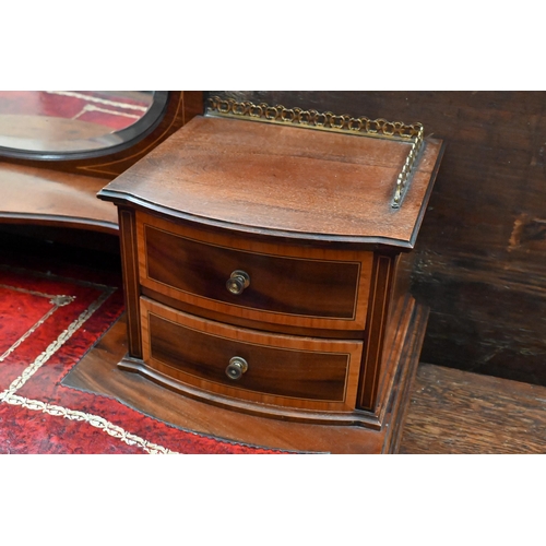 132 - An Edwardian mahogany crossbanded writing desk with tooled red leather top, bevelled mirror and eigh... 