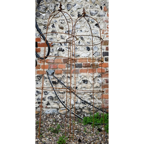 15 - A pair of weathered steel arrow head garden obelisks, 160 cm h x 43 cm dia (2)