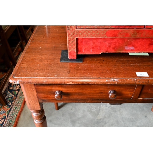 185 - A Victorian mahogany two drawer hall table on turned supports, 90 x 50 x 75 cm