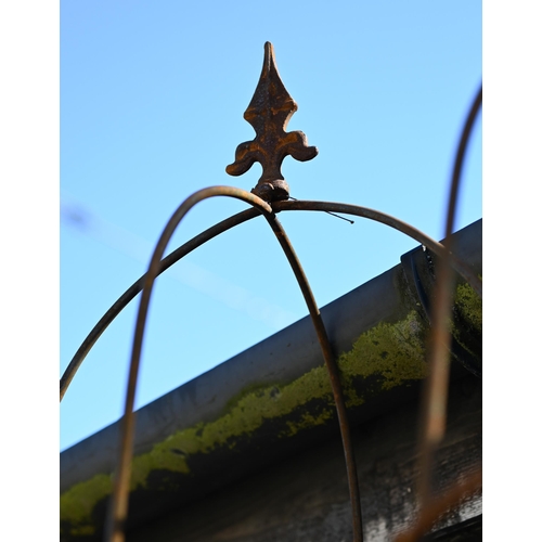 19 - A pair of weathered steel arrow head garden obelisks, approx. 210 cm h x 23 cm dia (2)Please Note: S... 