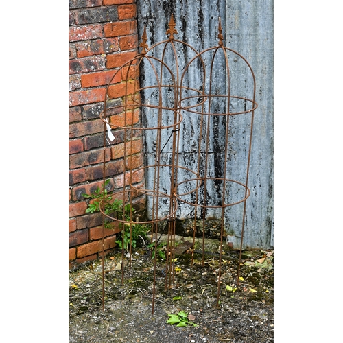 31 - A trio of small weathered steel arrowhead obelisks, approx. 120 cm h x 33 cm dia (3)