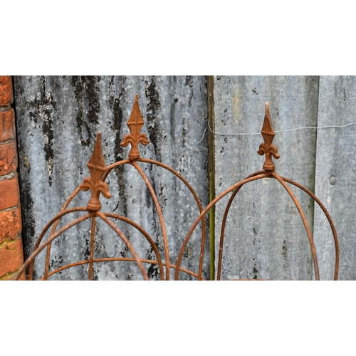 31 - A trio of small weathered steel arrowhead obelisks, approx. 120 cm h x 33 cm dia (3)