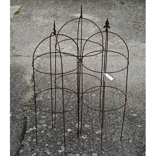 32 - A trio of small weathered steel arrowhead obelisks, approx. 120 cm h x 43 cm dia (3)