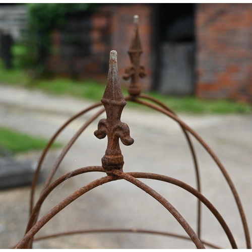 32 - A trio of small weathered steel arrowhead obelisks, approx. 120 cm h x 43 cm dia (3)