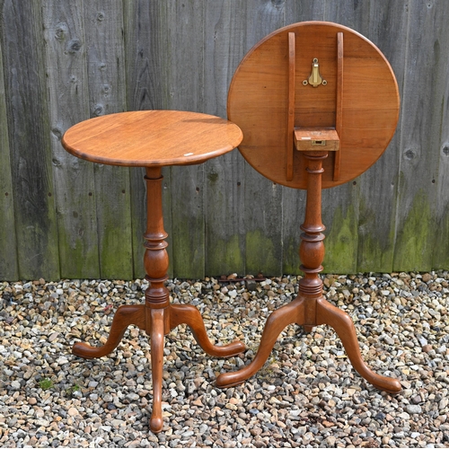 321 - A pair of mahogany circular occasional tables wtih turned columns and triform suports, 45 cm diam x ... 