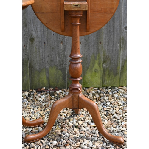 321 - A pair of mahogany circular occasional tables wtih turned columns and triform suports, 45 cm diam x ... 