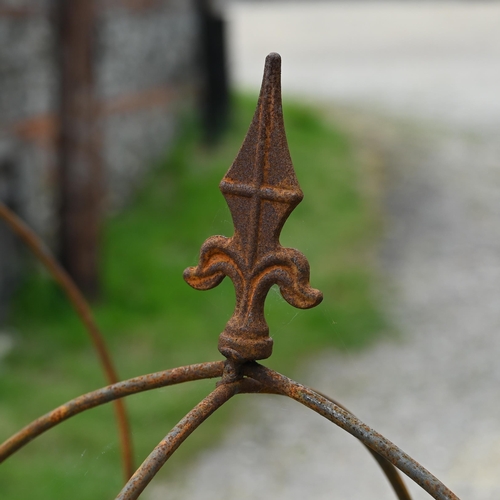 33 - A trio of small weathered steel arrowhead obelisks, approx. 160 cm x 43 cm dia (3)