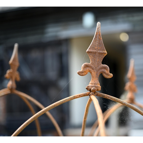 36 - A trio of small weathered steel arrowhead obelisks, approx. 150 cm x 38 cm dia (3)