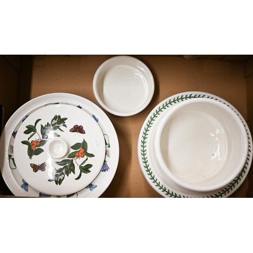 401 - A quantity of Portmeirion 'Botanic Garden' table ware (2 boxes)