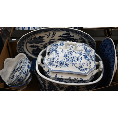 408 - Various blue and white ceramics including footbath, Willow Pattern dish, soup tureen etc (box) to/w ... 