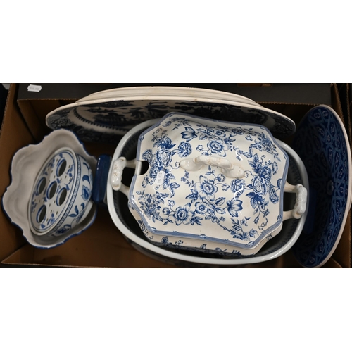 408 - Various blue and white ceramics including footbath, Willow Pattern dish, soup tureen etc (box) to/w ... 