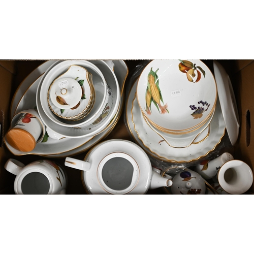 432 - A quantity of Royal Worcester Evesham dinner/tea wares etc (box)