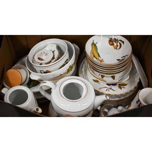 432 - A quantity of Royal Worcester Evesham dinner/tea wares etc (box)