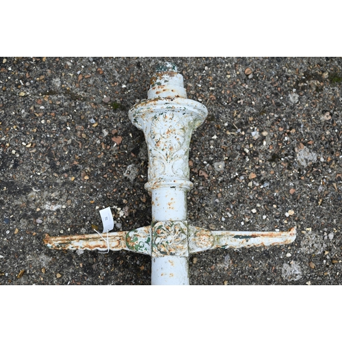 91 - Hardy & Padmore, Worcester, a Victorian cast iron lamp post, with folding arms, approx. 390 cm h... 