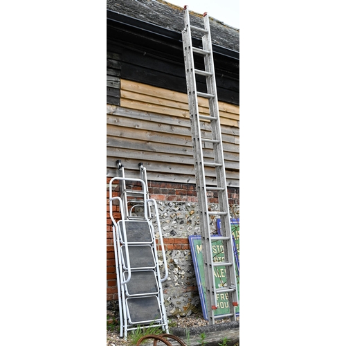 95 - A two part alloy ladder to/with four assorted step ladders (5)