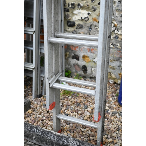 95 - A two part alloy ladder to/with four assorted step ladders (5)