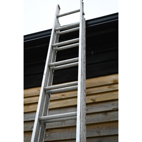 95 - A two part alloy ladder to/with four assorted step ladders (5)