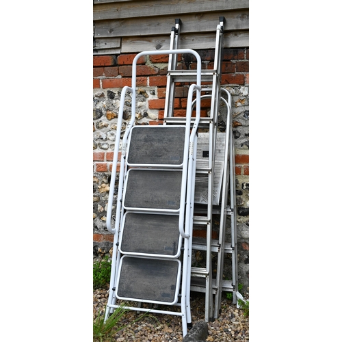 95 - A two part alloy ladder to/with four assorted step ladders (5)