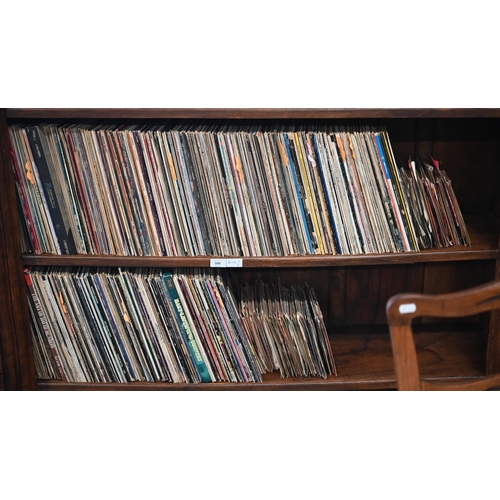 500 - A large quantity of LP 33 rpm and single 45 rpm vinyl records, mostly pop, country, easy listening e... 