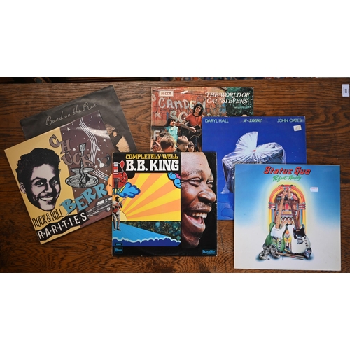 500 - A large quantity of LP 33 rpm and single 45 rpm vinyl records, mostly pop, country, easy listening e... 