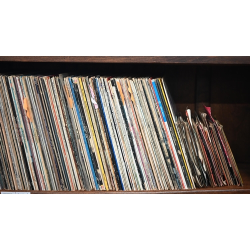 500 - A large quantity of LP 33 rpm and single 45 rpm vinyl records, mostly pop, country, easy listening e... 