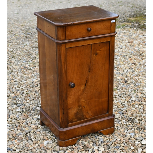 532 - A Victorian walnut bedside/pot cupboard 40 cm x 32 cm x 70 cm h