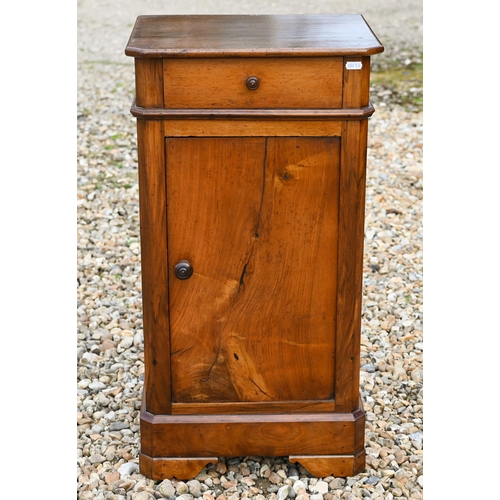 532 - A Victorian walnut bedside/pot cupboard 40 cm x 32 cm x 70 cm h