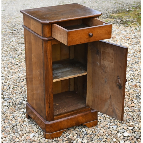 532 - A Victorian walnut bedside/pot cupboard 40 cm x 32 cm x 70 cm h