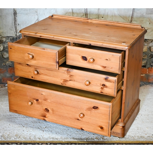 539 - A pine chest of 2 short over 2 long drawers 86 cm x 46 cm x 72 cm h