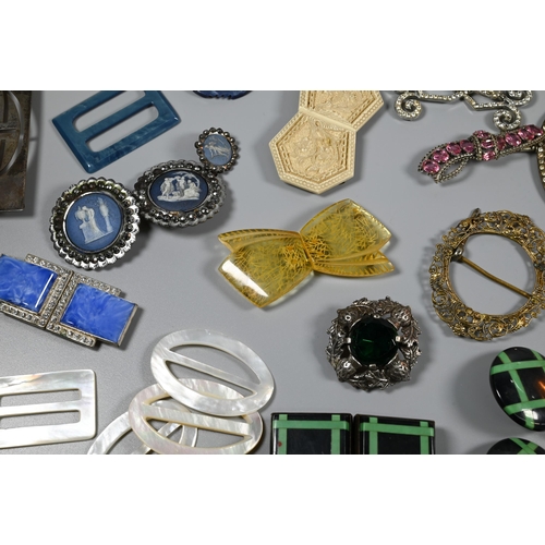 339 - A collection of vintage buckles, clips and buttons including mother of pearl, gilt metal, acrylic, e... 