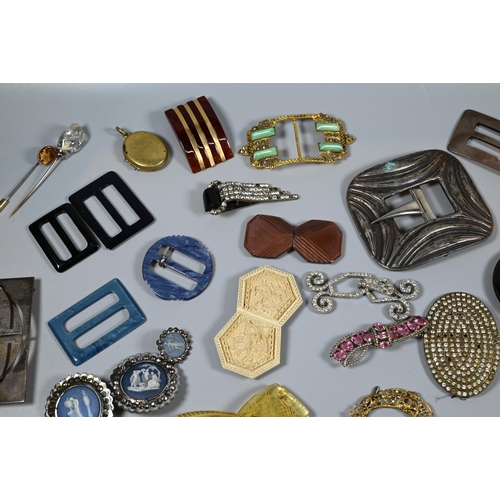 339 - A collection of vintage buckles, clips and buttons including mother of pearl, gilt metal, acrylic, e... 