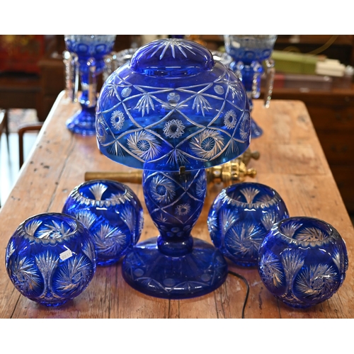 442 - A blue flash glass table lamp with bowl shade, 50 cm high to/w a set of four similar globular bowls ... 