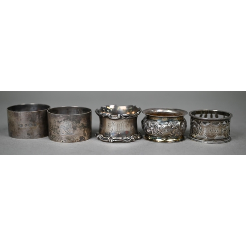 121 - Five various late Victorian silver napkin rings , to/w a quantity of teaspoons, etc., 9oz