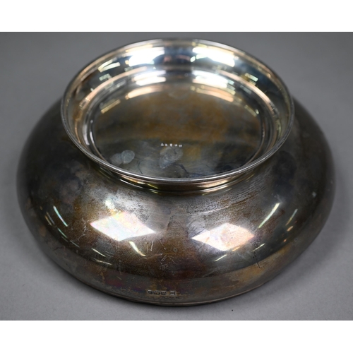 134 - A heavy quality silver bowl with moulded rim and raised foot, James Deakin & Sons, Sheffield 192... 