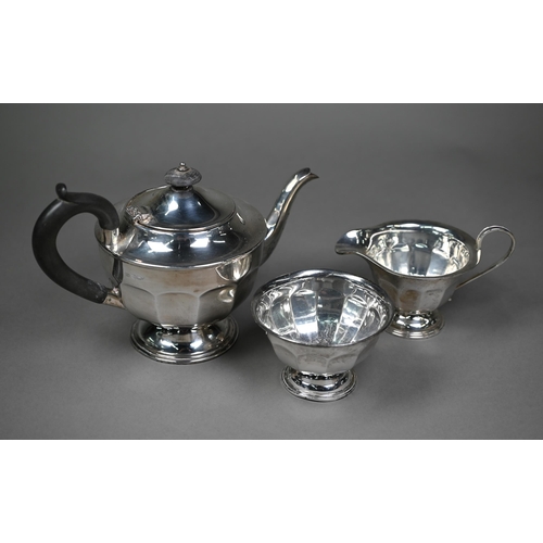 143 - A three-piece silver tea service on stemmed foot, with ebonised insulators, Viners, Sheffield 1948/5... 