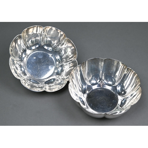 146 - A pair of heavy quality lobed silver bowls, Mappin & Webb, Sheffield 1912/13, 11.6oz, 13cm diame... 