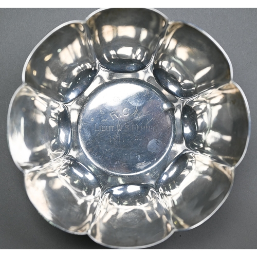 146 - A pair of heavy quality lobed silver bowls, Mappin & Webb, Sheffield 1912/13, 11.6oz, 13cm diame... 
