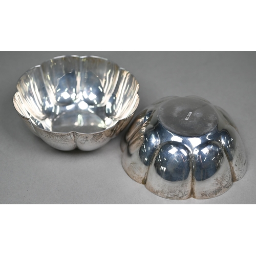 146 - A pair of heavy quality lobed silver bowls, Mappin & Webb, Sheffield 1912/13, 11.6oz, 13cm diame... 