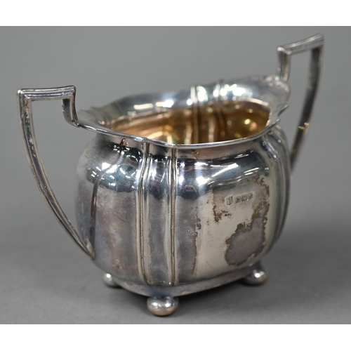 174 - An Edwardian silver sugar basin on bun feet, Cooper Brothers & Sons Ltd., Sheffield 1908, to/w a... 