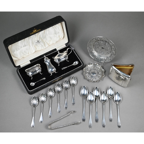20 - A set of six Victorian silver coffee spoons with tongs, with shell bowls and twist stems, Birmingham... 