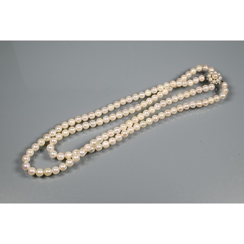 209 - A vintage necklace formed of alternate white paste clusters and single pastes, closed back settings ... 