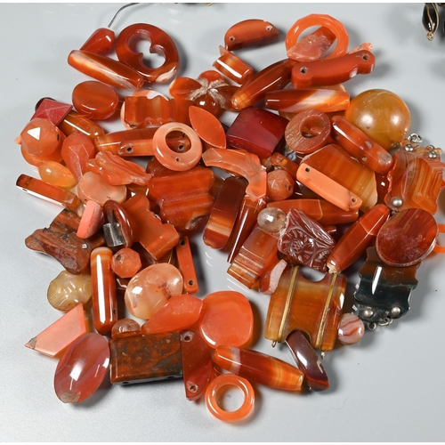 218 - A collection of various pieces of hardstone/agate/quartz etc, various shapes, sizes and including so... 