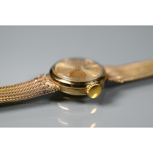 225 - A lady's Vertex Revue 9ct yellow gold wristwatch with pale gold dial, baton numerals and mesh strap,... 