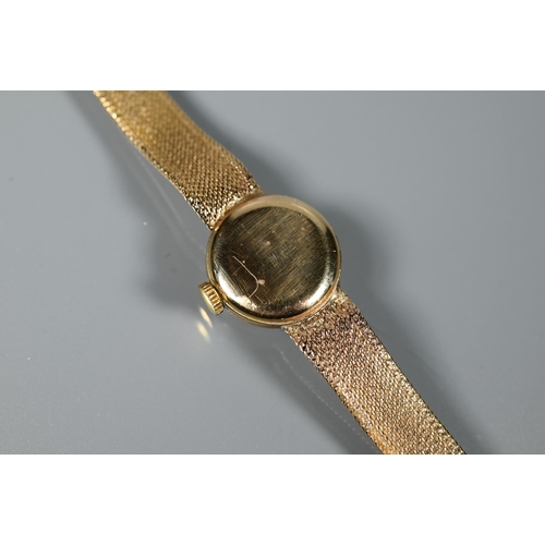 225 - A lady's Vertex Revue 9ct yellow gold wristwatch with pale gold dial, baton numerals and mesh strap,... 