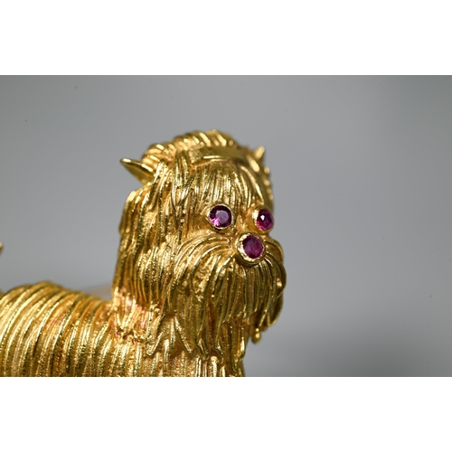 238 - An 18ct yellow gold brooch in the form of a Pekinese dog, with ruby-set eyes and nose, 3 cm long, 10... 