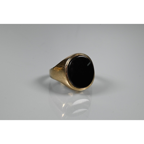 246 - Three 9ct yellow gold rings comprising a signet ring set square bloodstone, size R; an oval signet r... 