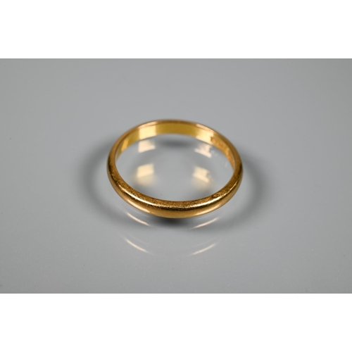 265 - A 22ct yellow gold wedding band, size S, approx 4.1g and small piece of chain stamped 9ct