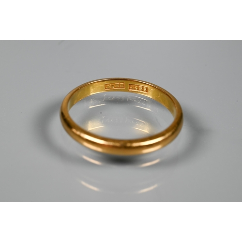 265 - A 22ct yellow gold wedding band, size S, approx 4.1g and small piece of chain stamped 9ct