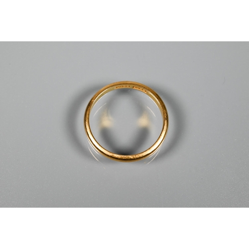 265 - A 22ct yellow gold wedding band, size S, approx 4.1g and small piece of chain stamped 9ct